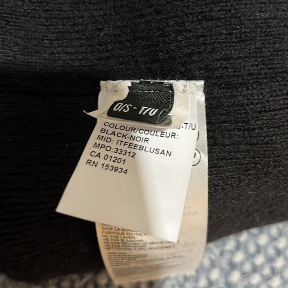 Canada Goose toque - Picture 3 of 3